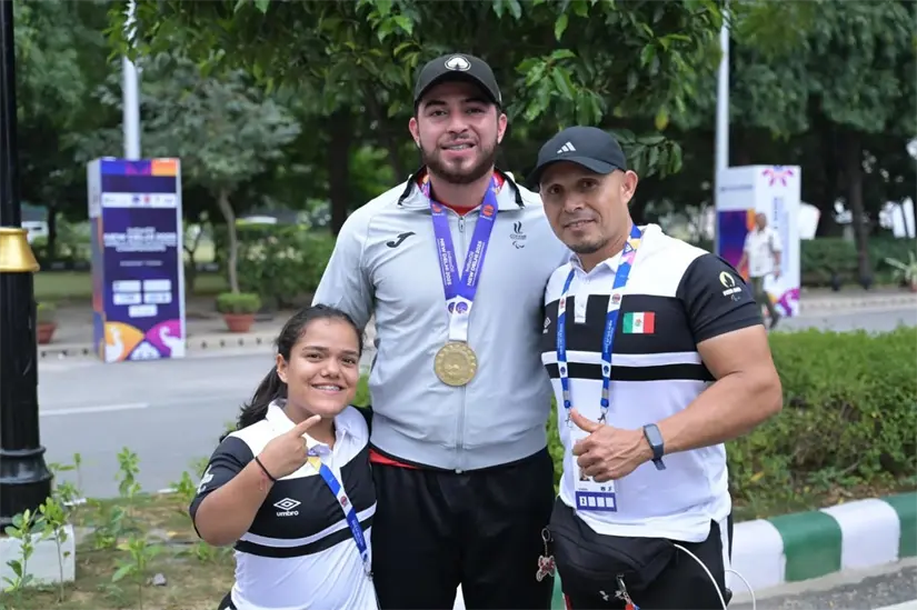 Luis Carlos López recibió su medalla de oro  en la prueba de lanzamiento de disco  F37 en el Mundial de Para Atletismo New Delhi 2025