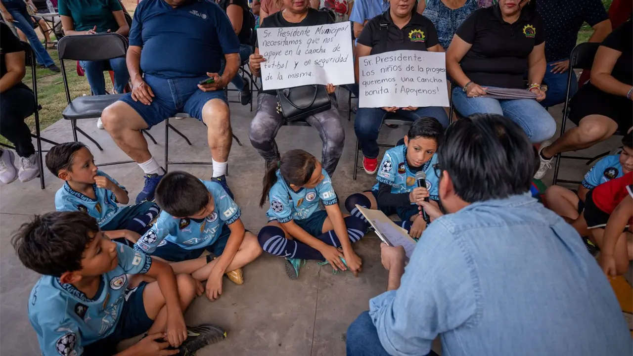 Parque y calles de la colonia Progreso serán mejorados, compromete Juan de Dios Gámez Mendívil. Foto: Ayuntamiento de Culiacán