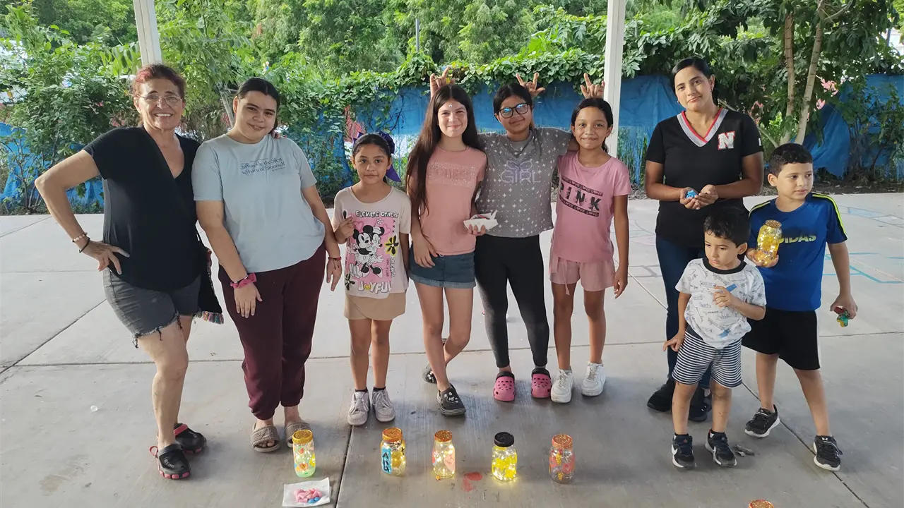 En el parque San Benito, la niñez convirtió el juego en aprendizaje: jabones, colores y lámparas mágicas iluminaron con alegría y unión a toda la comunidad. Foto: Juan Madrigal