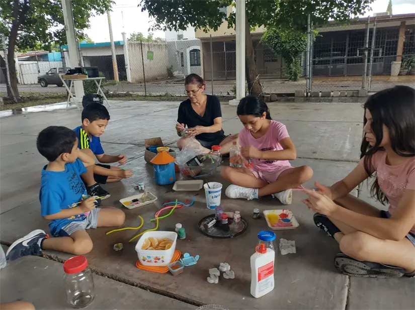 Con creatividad y sonrisas, niñas y niños transformaron un día común en una lección de vida, recordando que los pequeños gestos pueden encender grandes luces. Foto: Juan Madrigal