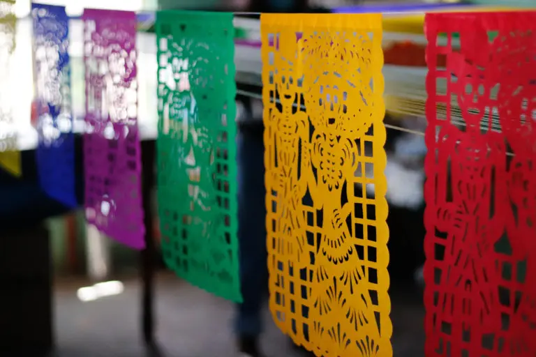 El papel picado a mano se elabora en el Municipio de San Salvador Huixcolotla.Foto: Cortesía.