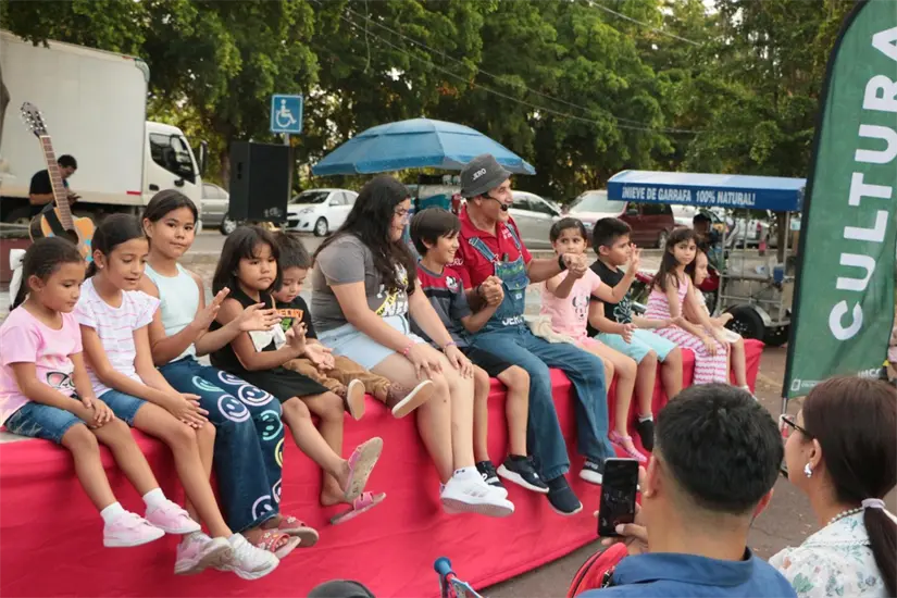 Teatro, música y alegría dominical en el Parque Culiacán 87 junto al Lago Encantado. Un espacio de arte gratuito que une a la comunidad y a las familias. Foto: IMCC