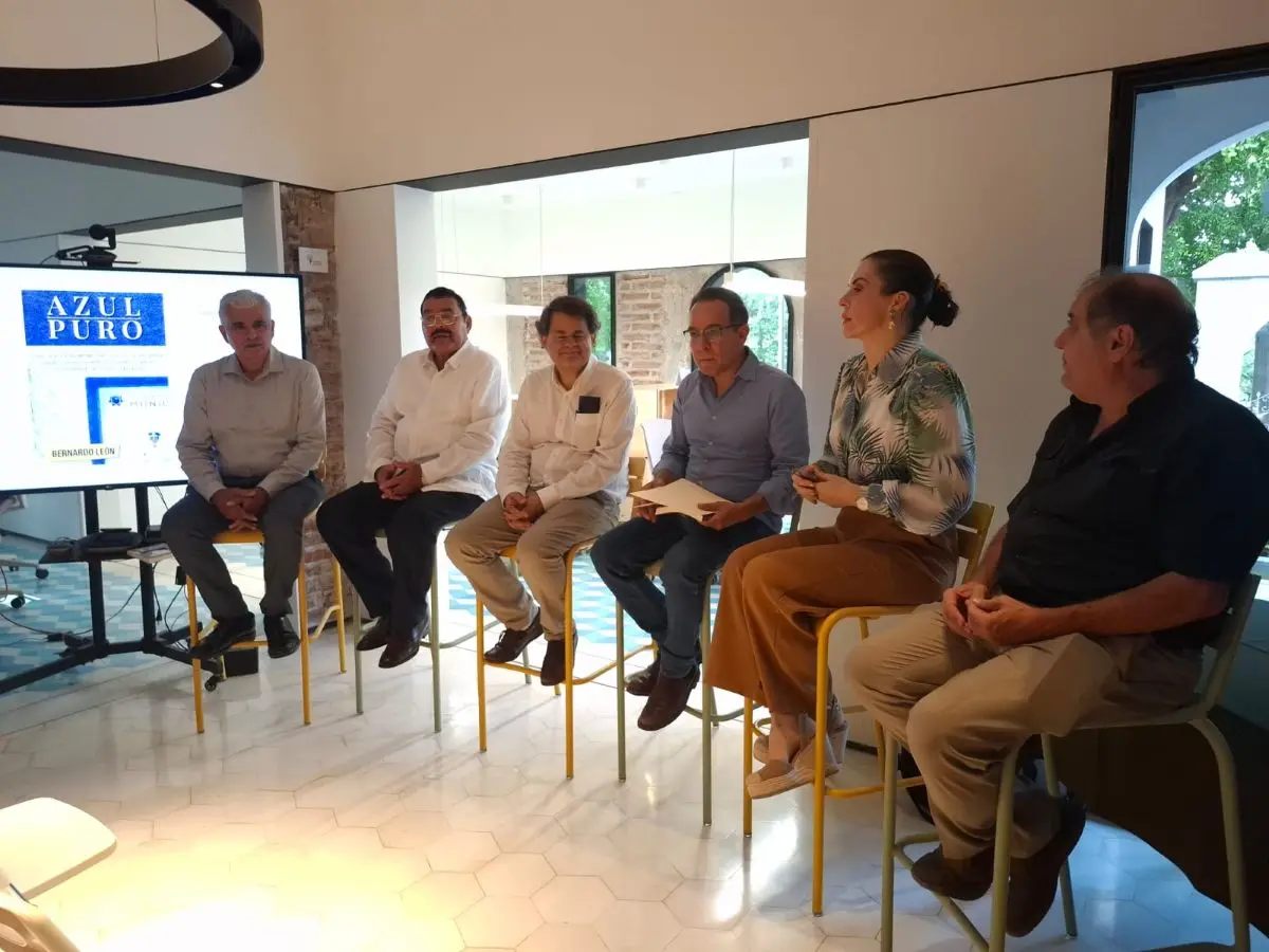 Bernardo María León Olea presentó su libro Azul Puro ante integrantes de Culiacán Participa.