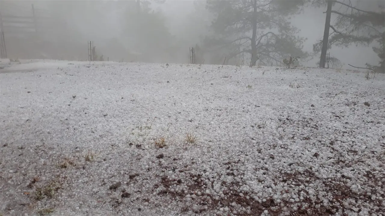 Autoridades capitalinas alertaron por lluvias fuertes con posible granizo y tormentas eléctricas durante la tarde y noche en la Ciudad de México.