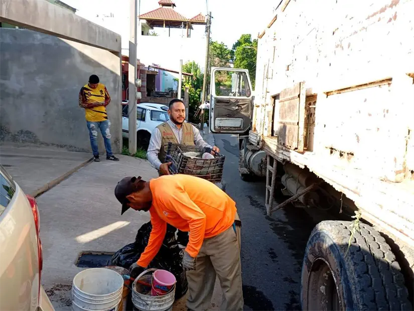 Gobierno municipal y vecinos de Culiacán se unen para prevenir el dengue en Lomas de San Isidro. Foto: Ayuntamiento de Culiacán