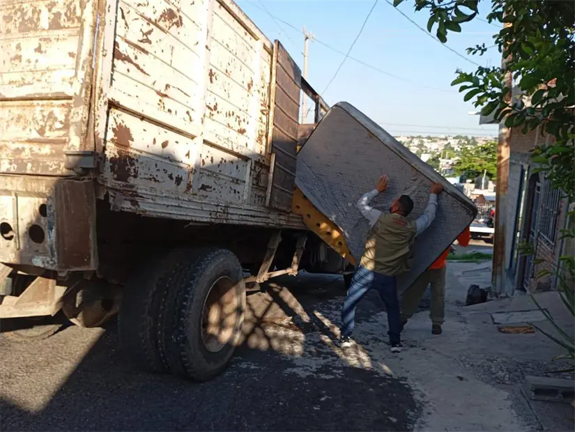 Acciones preventivas en Culiacán: retiran cacharros en Lomas de San Isidro para evitar criaderos de mosquitos. Foto: Ayuntamiento de Culiacán