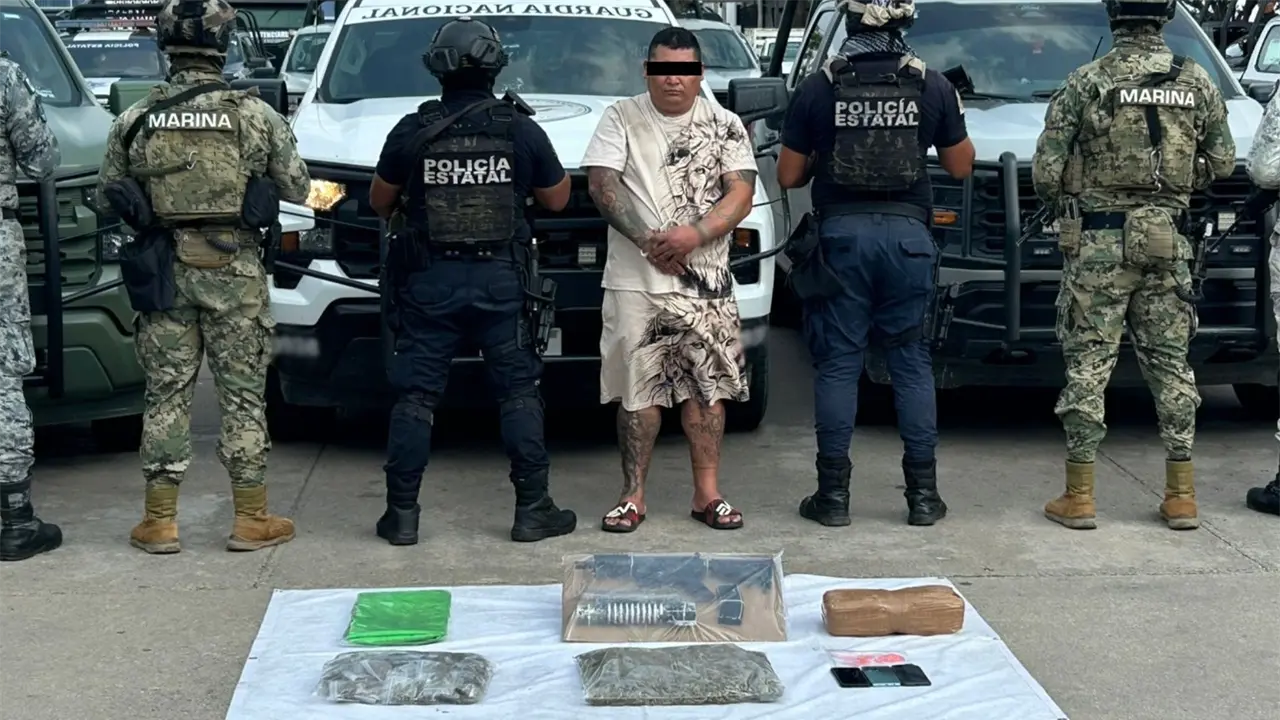 Elementos de Semar, Sedena, GN y FGR capturaron en Villahermosa a un presunto criminal con orden de aprehensión por delincuencia organizada.