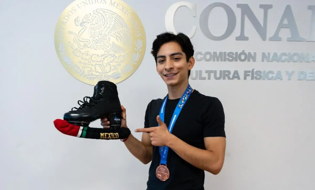 El joven patinador se prepara para representar a México. Foto: CONADE
