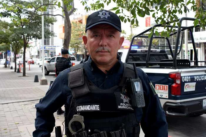 VIDEO: El comandante Álvaro Borbón trae bien puesto el uniforme de Ser Policía.