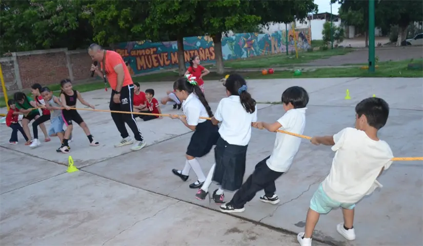 Chicos y grandes disfrutaron de una tarde llena de alegría y actividades en el parque de la colonia Toledo Corro. Foto: Juan Madrigal