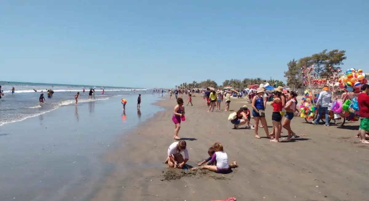 Familias disfrutando la playa Las Glorias, uno de los destinos más concurridos de Guasave. Foto Martha L. Castro.