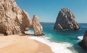 ZOFEMAT advierte: prohibido caminar bajo el Arco de Cabo San Lucas por alto riesgo