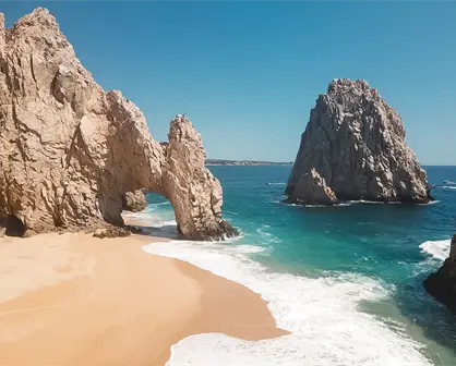 ZOFEMAT advierte: prohibido caminar bajo el Arco de Cabo San Lucas por alto riesgo