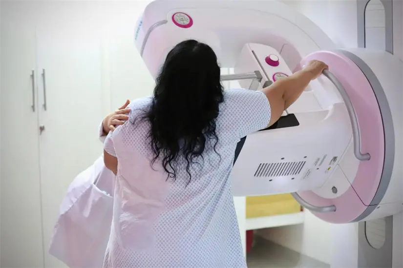 Realización de una mastografía para prevenir el cáncer de seno.