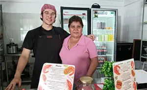 Con tacos y mariscos, Lorena y Diego reavivan el sabor en el Mercadito Tierra Blanca
