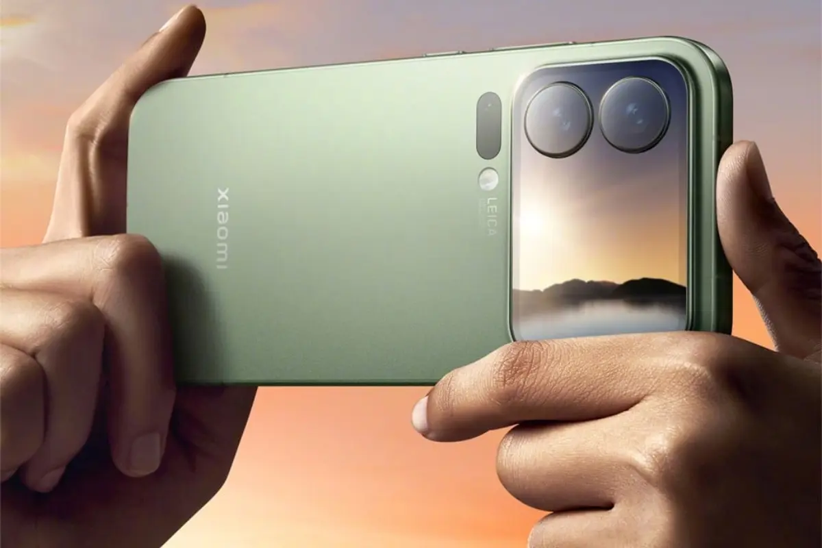 Pese a su diseño similar al iPhone 17, cuenta con varias diferencias clave, como su pantalla secundaria. Foto: Xiaomi