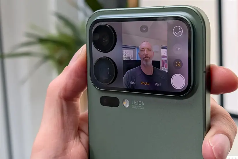 Su pantalla secundaria también sirve para tomar selfies con la cámara principal. Foto: Xiaomi