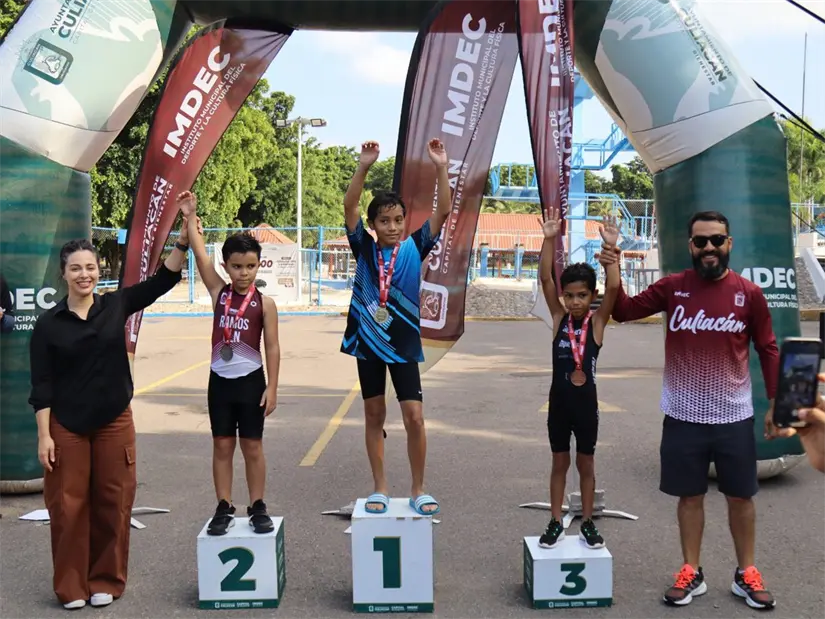 El director del IMDEC y la directora del Parque Culiacán 87 premiaron a las y los ganadores del Acuatlón 2025. Foto: IMDEC