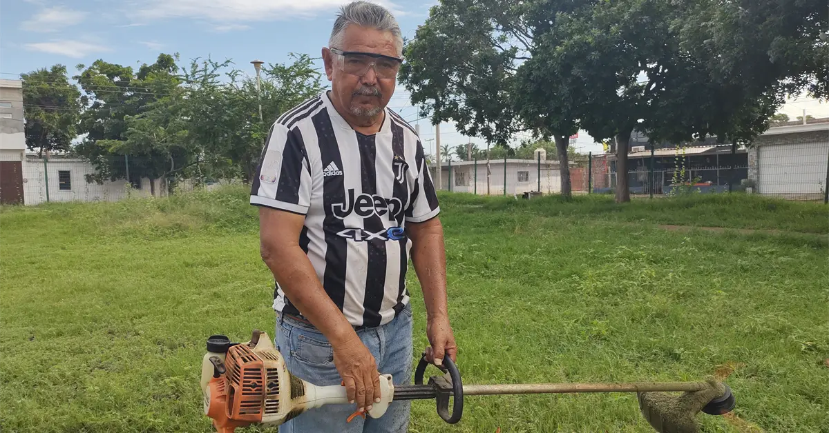 Don Pedro, el hombre de los raspados que cuida el campo deportivo en la colonia Toledo Corro en Culiacán