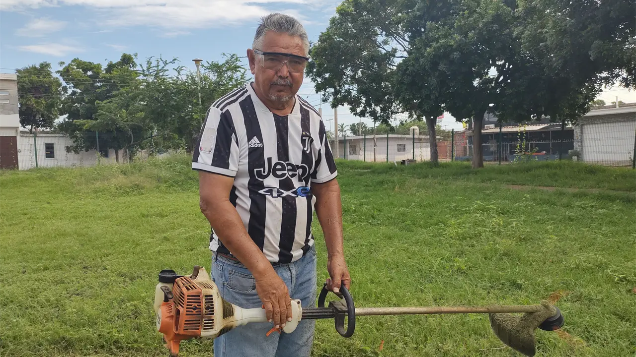 Don Pedro no solo limpia un campo; siembra esperanza, unión y alegría en toda una comunidad. Foto: Juan Madrigal