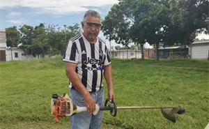 Don Pedro, el hombre de los raspados que cuida el campo deportivo en la colonia Toledo Corro en Culiacán