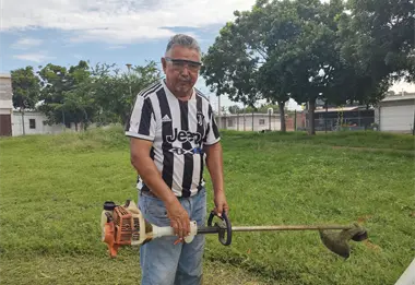 Don Pedro, el hombre de los raspados que cuida el campo deportivo en la colonia Toledo Corro en Culiacán