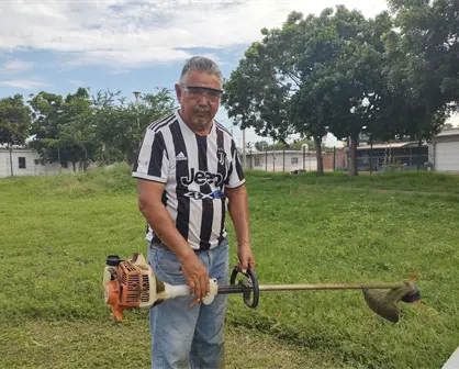 Don Pedro, el hombre de los raspados que cuida el campo deportivo en la colonia Toledo Corro en Culiacán
