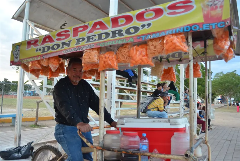 El hombre de los raspados que convierte trabajo y gratitud en inspiración. Foto: Juan Madrigal