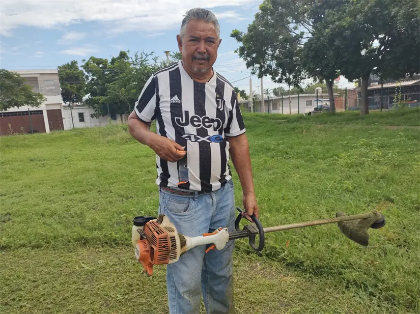 Con trabajo, gratitud y una sonrisa sincera, Pedro Carvajal Orihuela mantiene vivo el espacio recreativo de la colonia Toledo Corro. Foto: Juan Madrigal