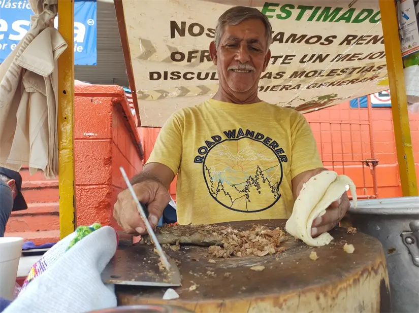 Don Nacho Quiñonez y sus tacos de cabeza: tradición, pasión y generosidad. Foto: Juan Madrigal