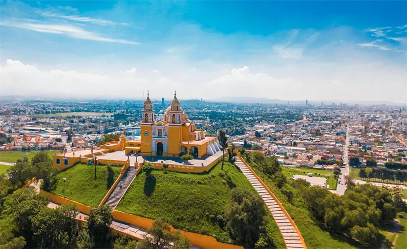 Iglesia en la punta de una pirámide en Cholula. Foto: cortesía.
