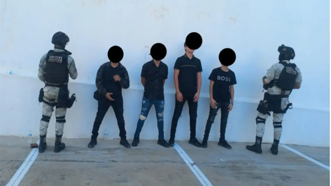 Un fuerte operativo en Mazatlán terminó con la detención de cinco civiles y el decomiso de armas, cargadores y un vehículo robado.