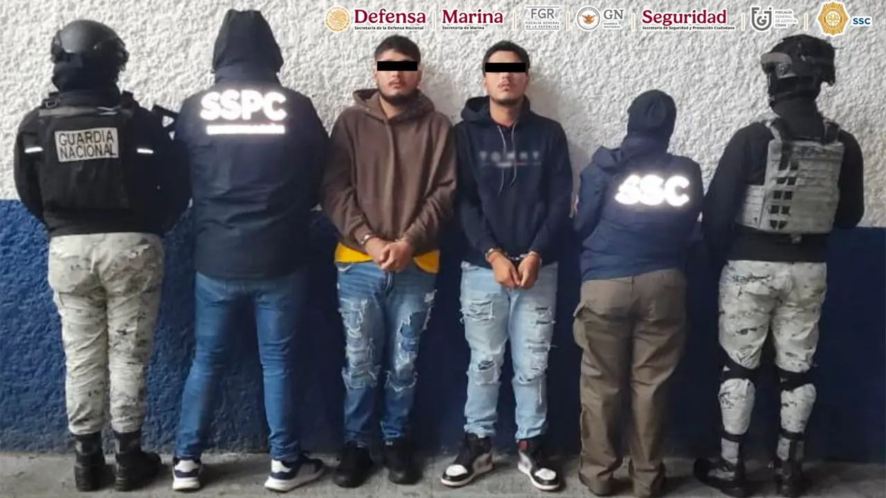 Detienen a dos presuntos narcomenudistas en Venustiano Carranza.
