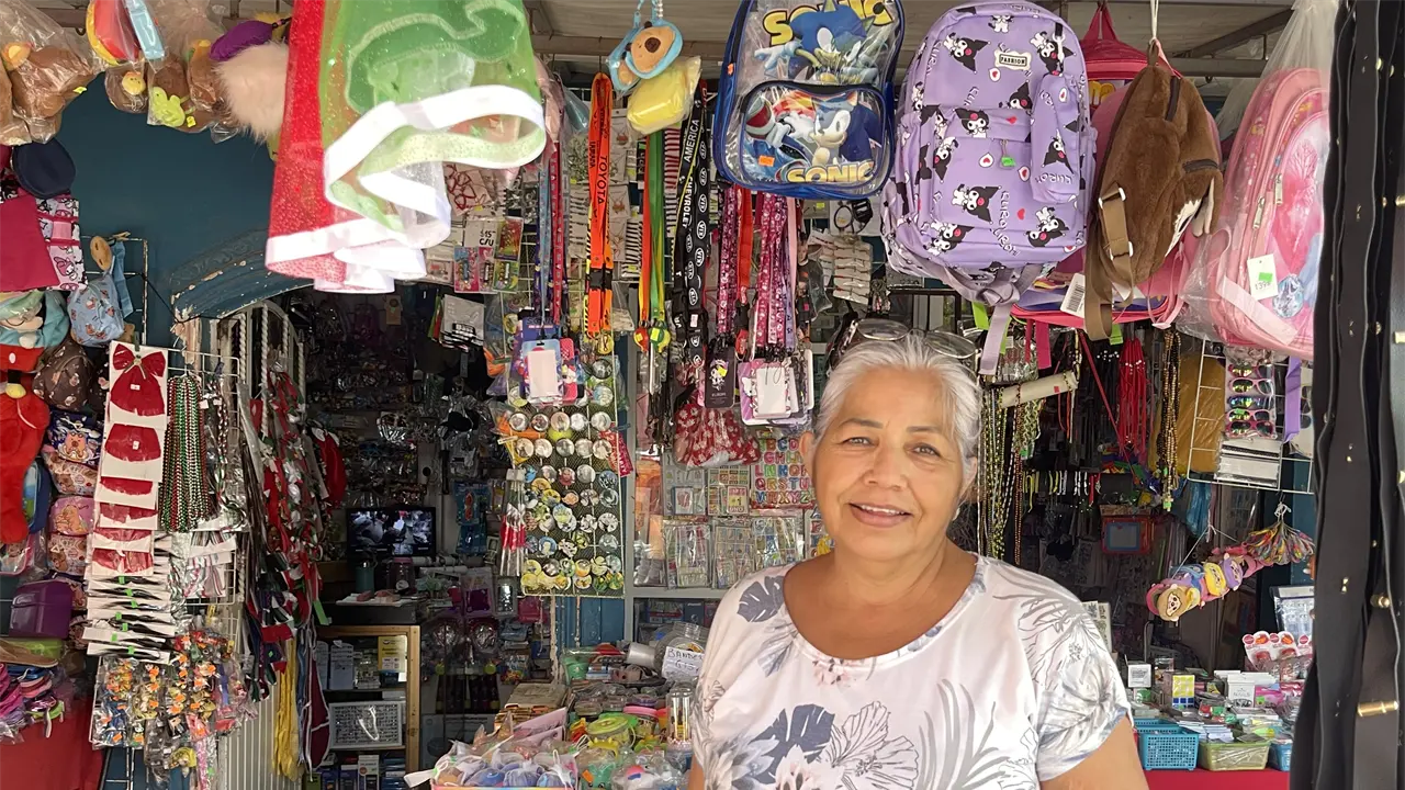 Eva Luz atiende amablemente a los niños de Urías en Noris Toys