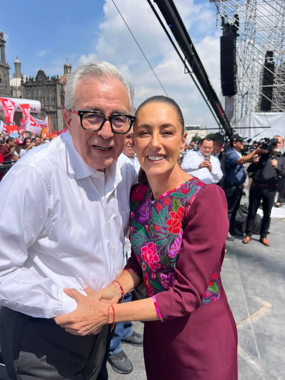 Rubén Rocha abraza a Claudia Sheinbaum durante su mensaje sobre su rendición de cuentas 