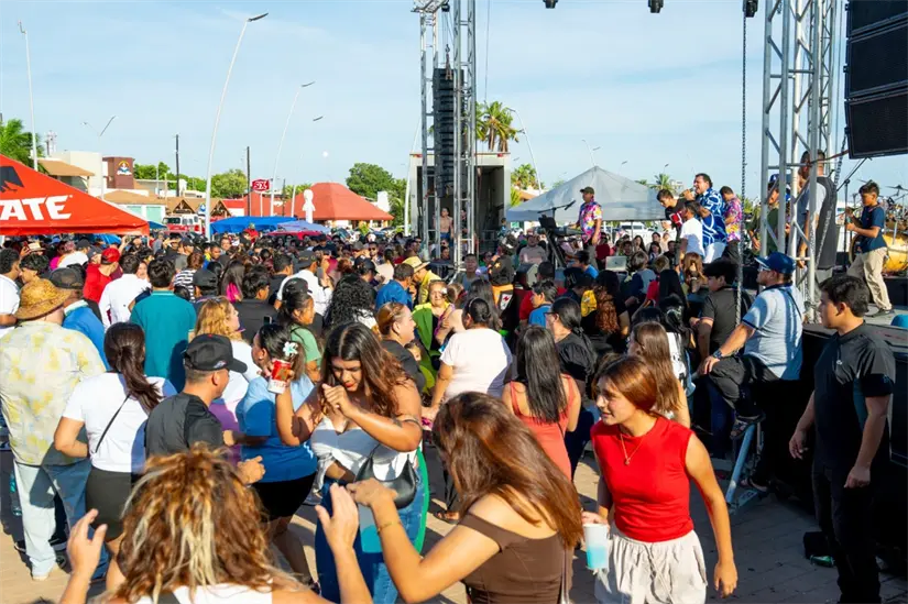 Todo el puerto se convirtió en una gran fiesta con los asistentes y la música en vivo.