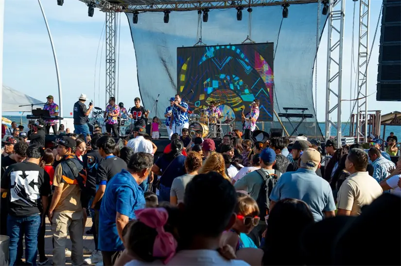 Los artistas pusieron a bailar a todos los asistentes.
