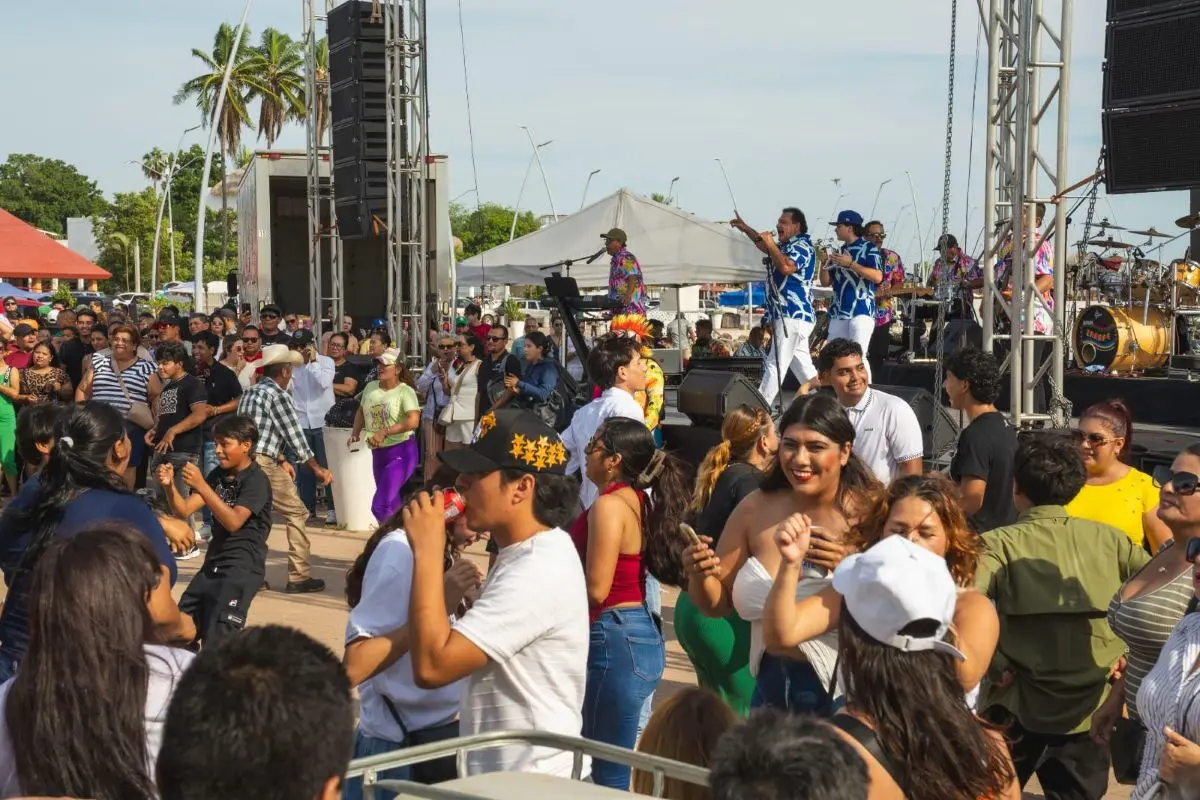 Visitantes y familias disfrutaron del malecón de Altata durante los fines de semana de reactivación.