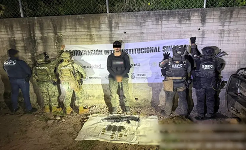 Un detenido con armas y municiones en Culiacán. Foto: SSPC