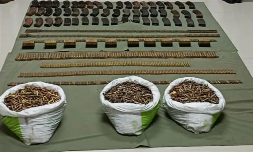Fuerte arsenal de armas y municiones asegurado en Culiacán. Foto: SSPC
