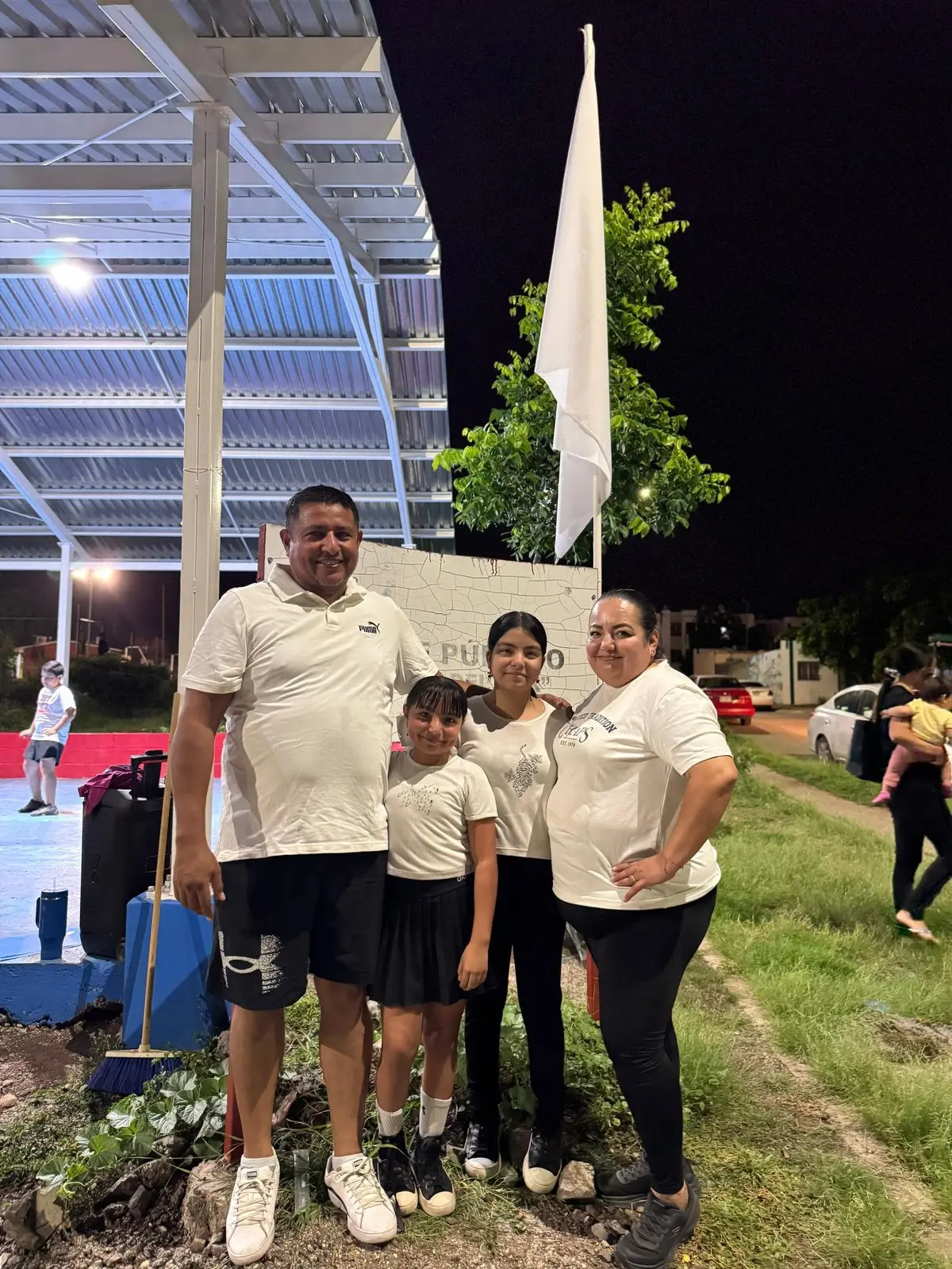 Los padres de familia llegaron a acompañar a sus hijos en este acto tan emblemático.