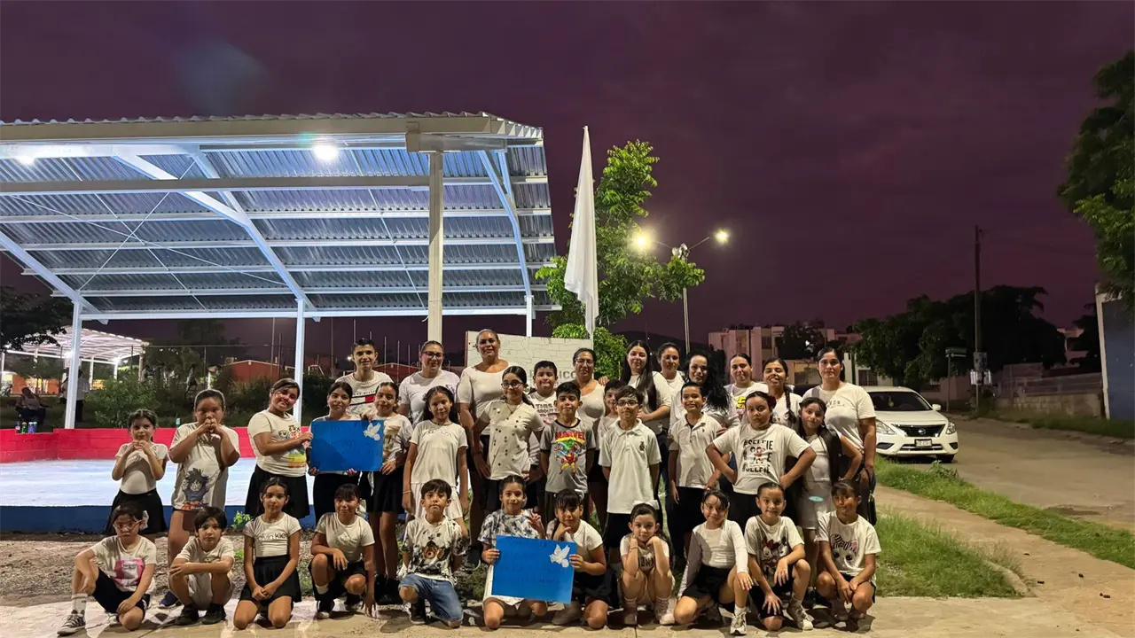 Los niños de Alturas del Sur, buscan la paz en Culiacán. Colocan una bandera blanca como símbolo de su deseo por establecer la paz en su comunidad.