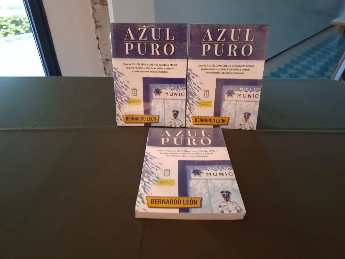 El libro Azul Puro de Bernardo León Olea muestra una visión más integral de cómo hacer funcionar a la Policía Municipal