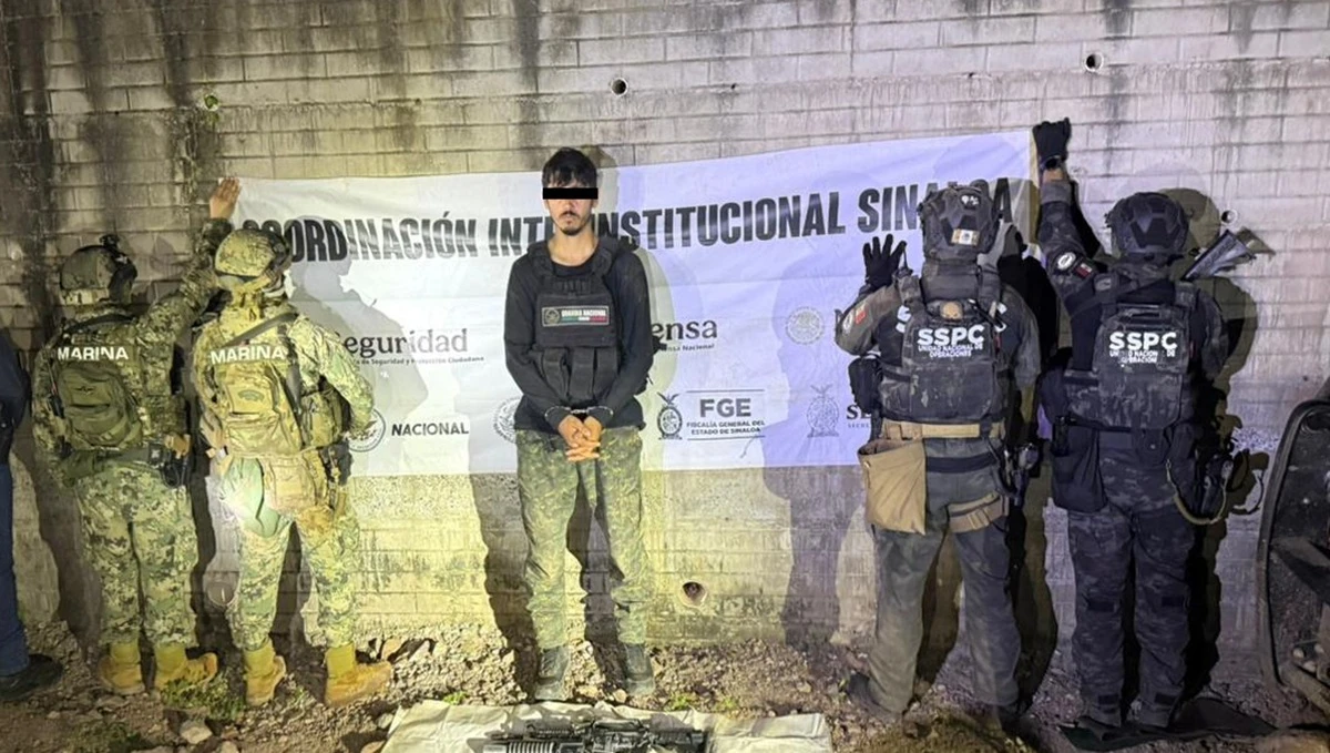 Operativo en Sinaloa deja un detenido, armas largas, droga y explosivos asegurados.