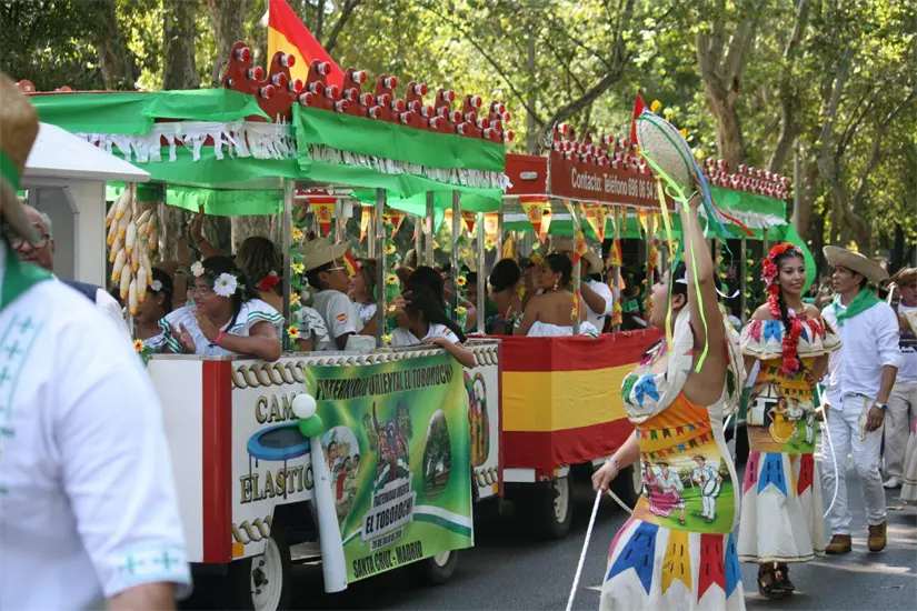 Cada vez más latinos viajan a España. Foto: Wikipedia