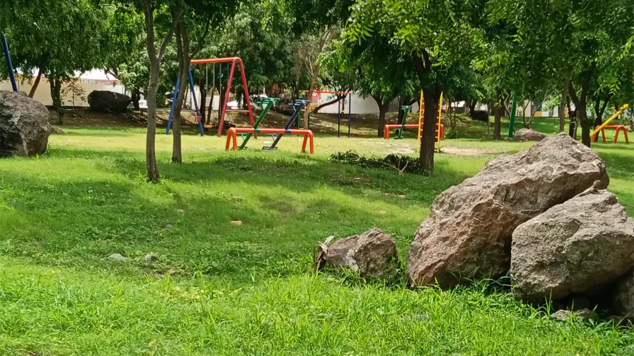 Las rocas que se encuentran en el parque, hacen que el lugar sea especial y con el verdor de la naturaleza, es un lugar imposible de dejar de visitar.