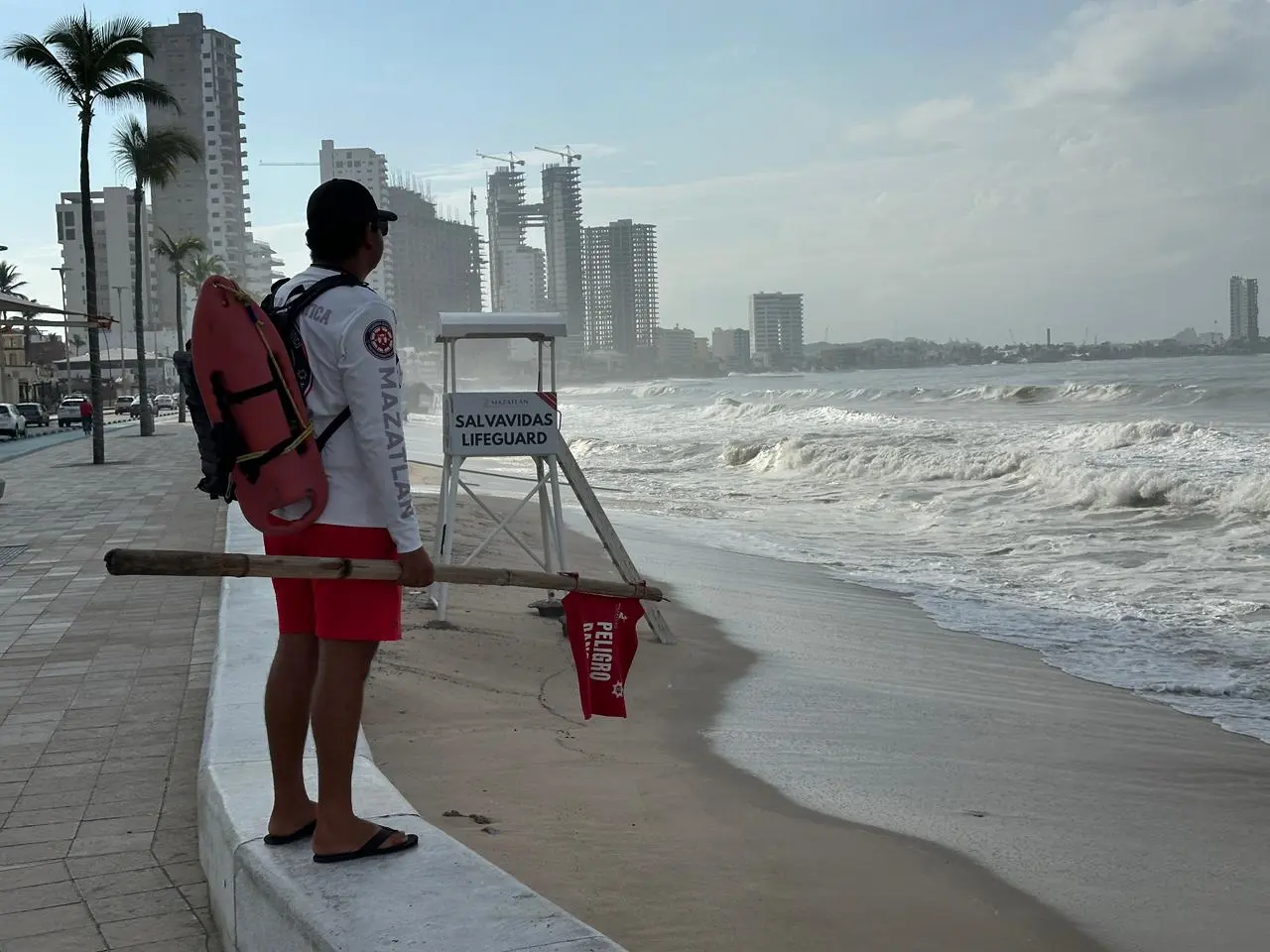 Playas cerradas en Mazatlán este martes  Fotos: Giovani Arrieta