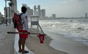 Priscilla provoca cierre de playas en Mazatlán por alto oleaje