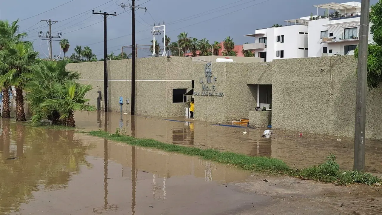 Suspenden clases y cierran playas en Baja California Sur ante el huracán Priscilla.