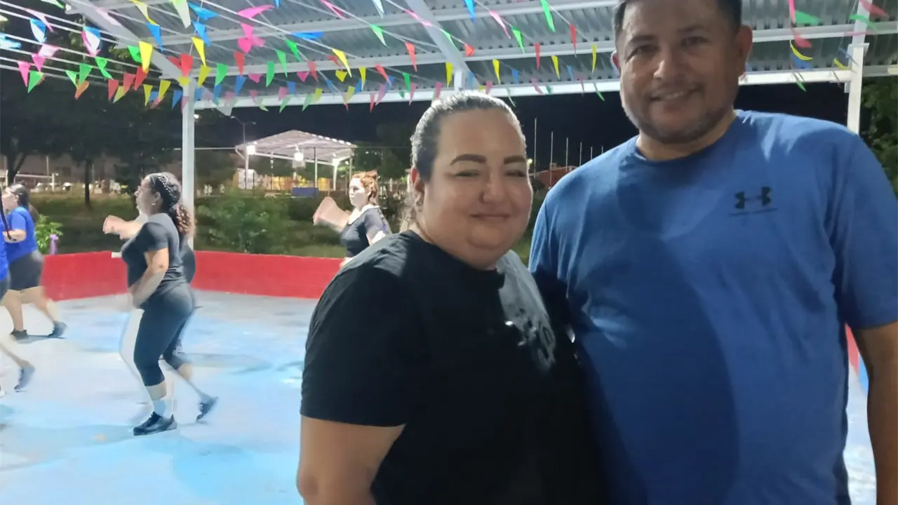Marisela y Martín son un ejemplo para la activación de la clase de zuma en Alturas del Sur.